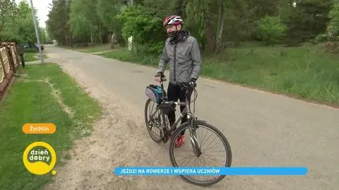 Nauczyciel na rowerze odwiedza uczniów, by dodać im otuchy w czasie pandemii. Kim jest Artur Rosiak?