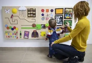 Jak zrobić tablicę manipulacyjną dla dziecka w domu?