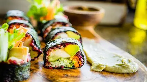 Jak zrobić wegańskie sushi? Z czym je podawać?