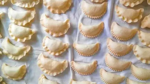 Pierogi ze szpinakiem i serem – z czym podawać? | Dzień Dobry TVN