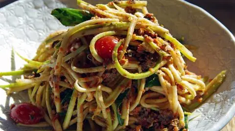 Makaron spaghetti z warzywami 