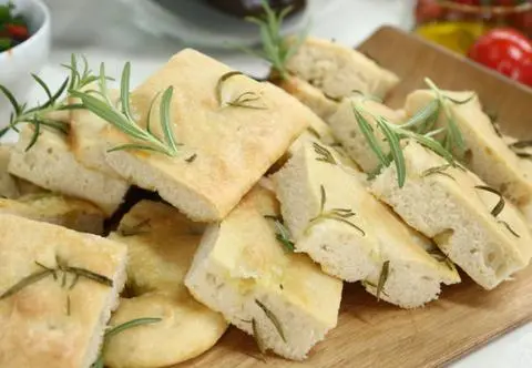 Focaccia do lunchboxa na drugie śniadanie. Jak ją przyrządzić?