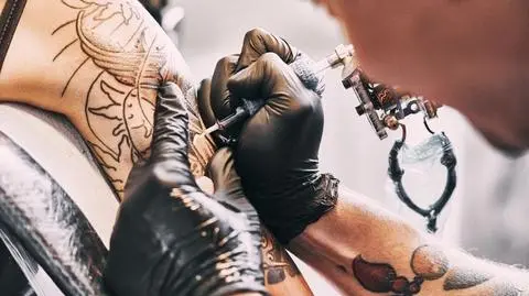 Blackout Tattoo – co to jest, jak wygląda ten trend? | Dzień Dobry TVN