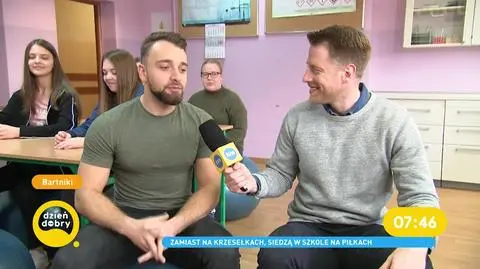 Pogromcy Bezruchu. Uczniowie zamiast na krzesłach siedzą na… piłkach!