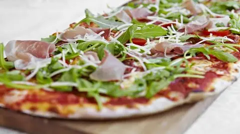 Pizza z dużą ilością warzyw