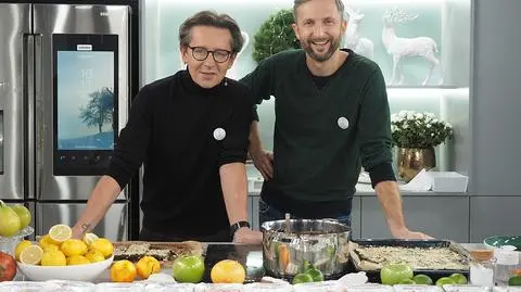 Andrzej Polan i Piotr Kucharski pieką świąteczne słodkości dla potrzebujących