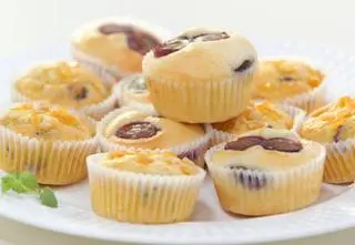 Jak zrobić muffinki waniliowe? Przepis na waniliowe muffinki z czekoladą i budyniem