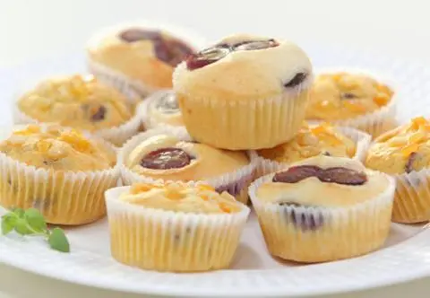 Jak zrobić muffinki waniliowe? Przepis na waniliowe muffinki z czekoladą i budyniem
