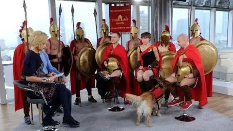 Biegający Spartanie pomagają dzieciom