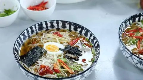 Przepisy na ramen, filet z łososia w sosie teriyaki i zupa pho. Proste, azjatyckie dania w twojej kuchni