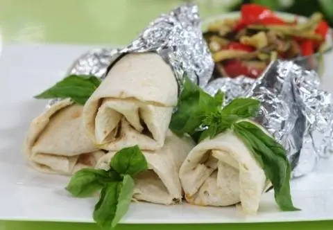 Tortilla z kurczakiem, sosem majonezowym i warzywami - danie na każdą imprezę