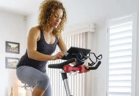 Rower stacjonarny przy odchudzaniu. Jak na nim ćwiczyć?