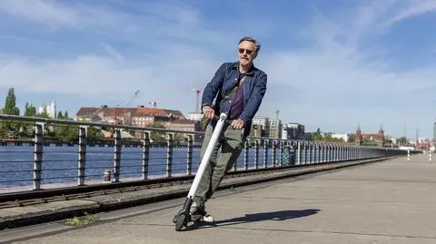 Hulajnoga elektryczna - jak jeździć bezpiecznie? Technika jazdy krok po kroku