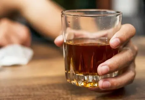 Jak radzić sobie z uzależnieniem od alkoholu - objawy, jak rozpoznać i leczyć?