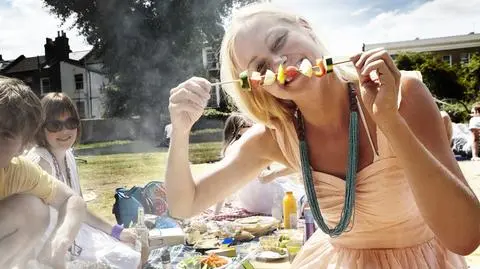 Ekologiczne gadżety piknikowe: jadalne naczynia, przenośny grill i inne