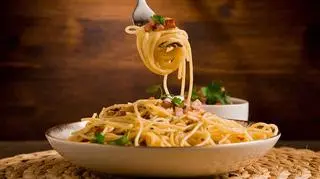 Makaron carbonara - przepisy i składniki. Jak przygotować danie w 15 minut? 