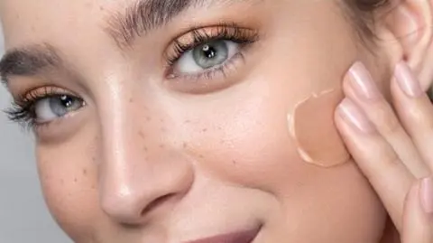 Skin tint - co to jest? Zalety, właściwości