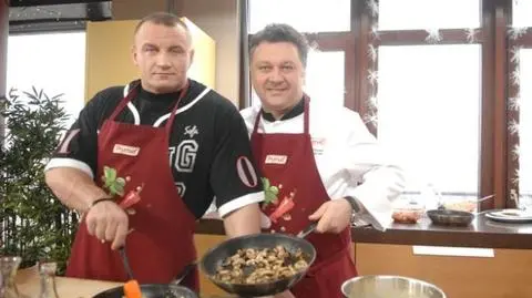 Faceci w kuchni