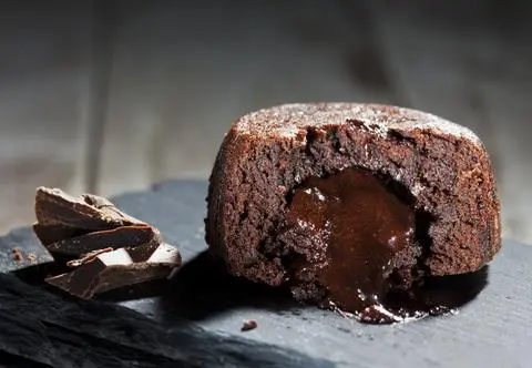 Korzenne brownie ze śliwkami - deser na wzmocnienie odporności z przepisu Andrzeja Polana