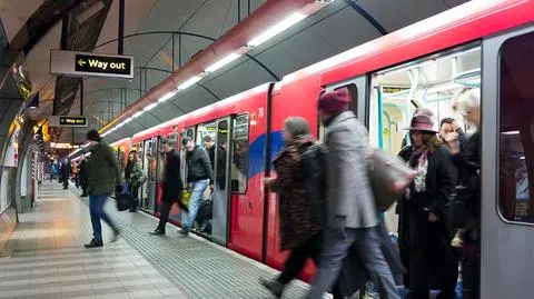 Charlotte Awbery zaśpiewała „Shallow” na stacji metra. Jej głos przyprawia o gęsią skórkę!