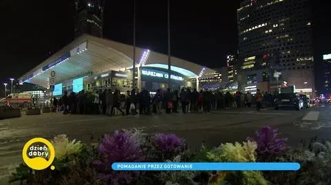 Nastolatkowie z problemami gotują dla bezdomnych. "Warto pomagać, bo dobro wróci"