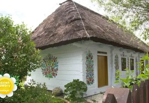 Kolorowa wieś Zalipie. Jak daleko sięga tradycja malowania na budynkach kwiatów?