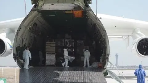 Antonov An-225 Mrija - największy samolot na świecie dostarczył maseczki i środki ochronne do Polski