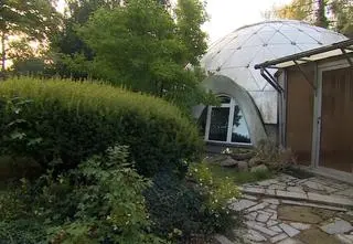 Murowane igloo w sercu Wrocławia. "Funkcjonowanie blisko natury jest zupełnie wyjątkowe w tym domu"