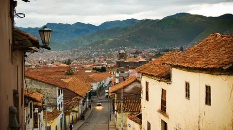 Peru. Całująca się para spadła z mostu w Cuzco. W wyniku wypadku oboje zginęli