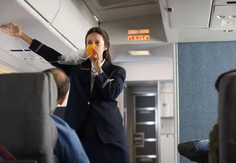 Stewardesa - zawód marzeń? "Po locie pilot dwuznacznie sapał do słuchawki"