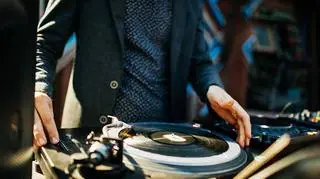 DJ