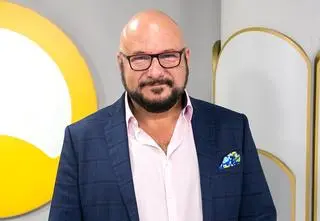 Piotr Gąsowski w ostrych słowach o nagonce na Beatę Kozidrak. "A może publiczne ukamienowanie, czy chłosta sprawi nam radość?!"