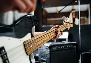Gitara Kurta Cobaina z Nirvany sprzedana na aukcji charytatywnej za rekordową kwotę
