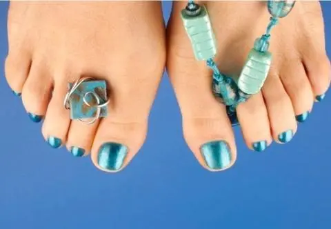 Pedicure na lato 2021- trendy, inspiracje