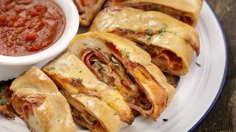 Calzone - przepis jak zrobić. Czym nadziewać? | Dzień Dobry TVN