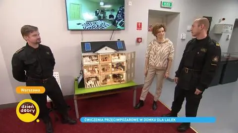 Domek dla lalek, który pomaga uczyć dzieci zachowań w czasie pożaru