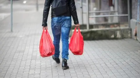 Podwójna cena za foliówki w sklepach. Czy Polacy przestaną ich w końcu używać?