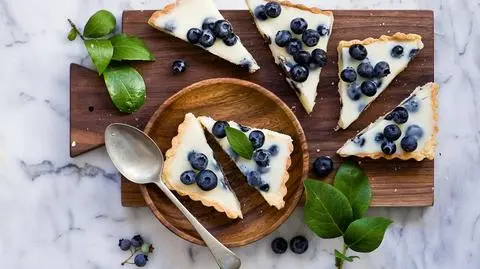Mini tarty z białej czekolady i brownie z pistacjami. Przepisy na Dzień Kobiet
