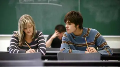 Ściągi zapisane na paznokciu, w słuchawkach, w smartfonie, czyli pomoce naukowe studentów