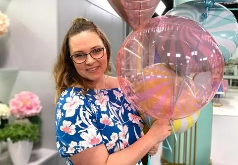 Słodkie przekąski na Dzień Dziecka. Przepisy na lizaki malinowe, cake pops i ciasto malinowo-truskawkowe