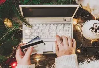 Boże Narodzenie 2021 - jak bezpiecznie kupić prezenty przez Internet?