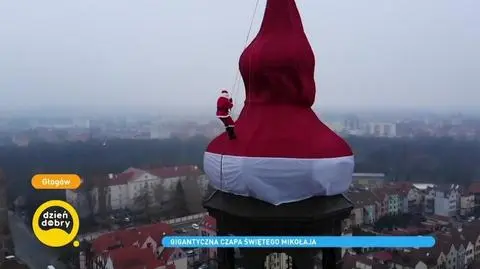 Głogów. Na wieży ratusza zawisła czapka świętego Mikołaja