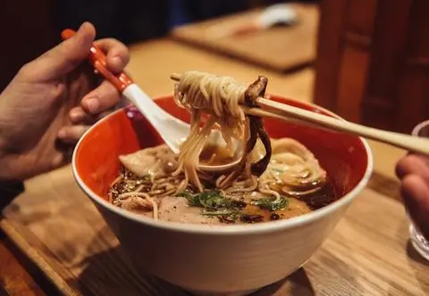 Jak jeść ramen? Sposób na jedzenie pałeczkami