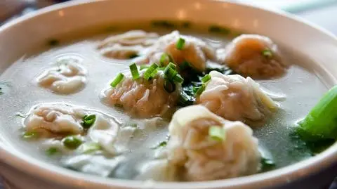 Zupa wonton z pierożkami 