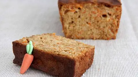 Dania z marchewki. Ciasto marchewkowe, sznycel z marchewką, zupa marchewkowa i marchewki zapiekane. Przepisy Piotra Kucharskiego.