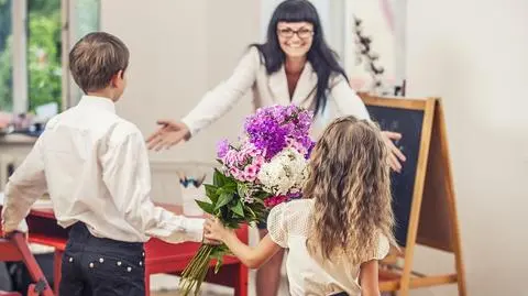 Prezent na zakończenie roku szkolnego dla nauczyciela. Nie tylko kwiaty!