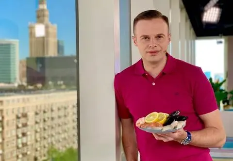 Ryby i owoce morza w sosie beszamelowym, perliczka pieczona i grillowane tosty Sebastiana Olmy - przepisy i składniki