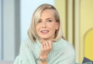 Edyta Pazura myje włosy prysznicem