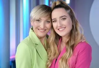 Magda Steczkowska z córką nagrały piosenkę "Blisko Ciebie". Zofia Królik wystąpiła z mamą na scenie