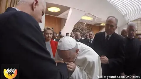 Gest, o którym pisze cały świat. Papież ucałował dłoń Polaka